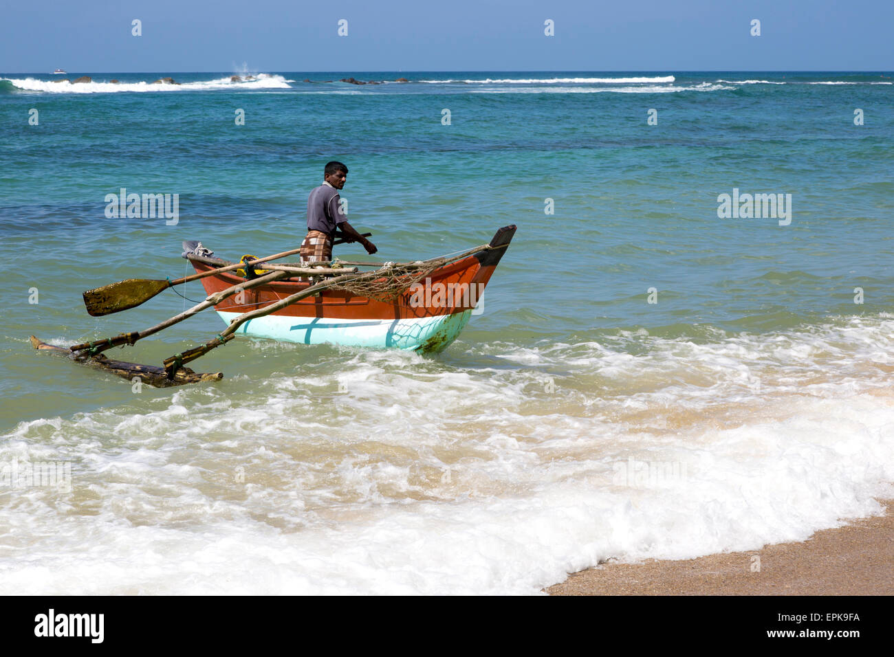 Angeln mit traditionellen Ausleger Kanus, Mirissa, Sri Lanka, Asien Stockfoto
