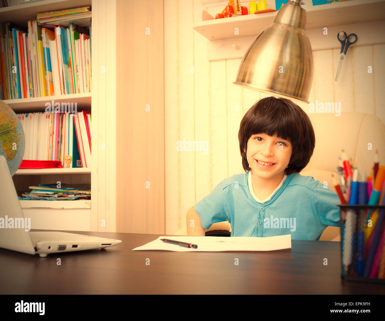 lächelnd Schüler Hausaufgaben Stockfoto