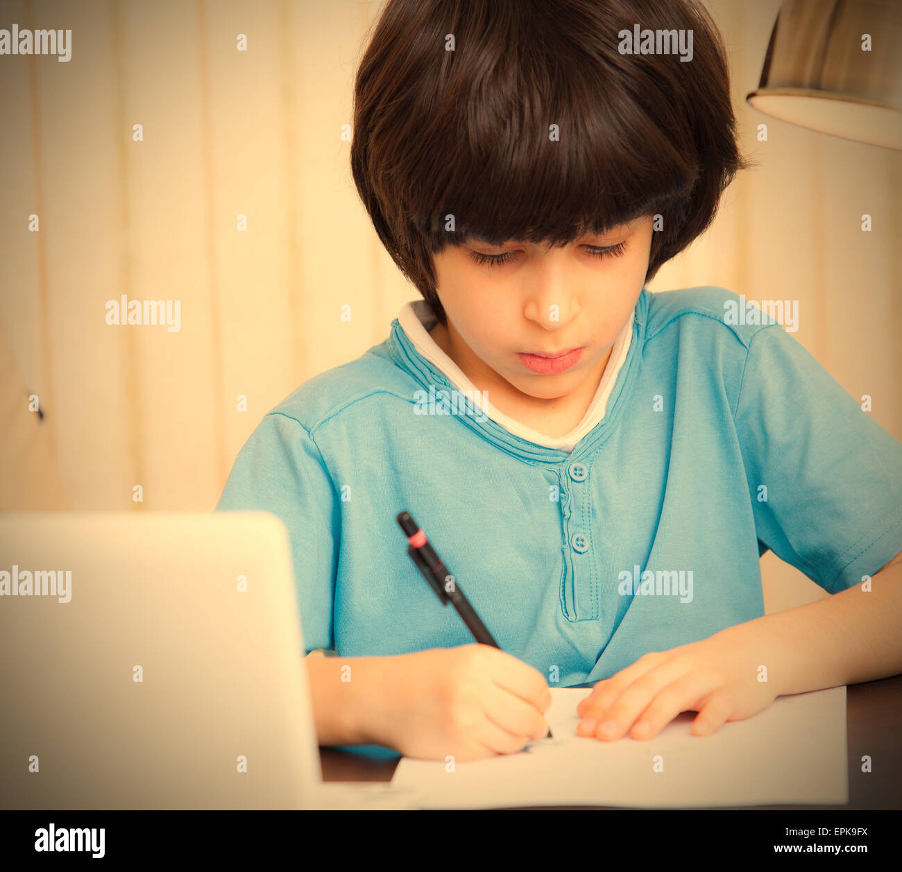 Kind Hausaufgaben mit Computer, Porträt Stockfoto