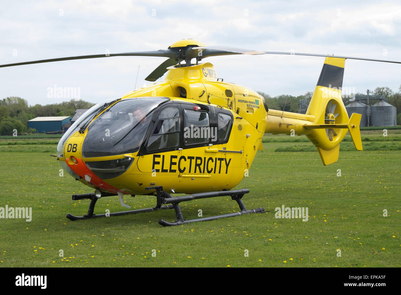 WPD Western Power Distribution EC135 Hubschrauber verwendet, um Elektrizität Energieversorgungsleitungen Drähte und Masten im Vereinigten Königreich zu überprüfen Stockfoto