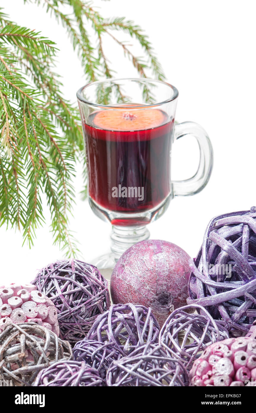 Roter Glühwein Wein und Weihnachten Dekorationen Stockfoto