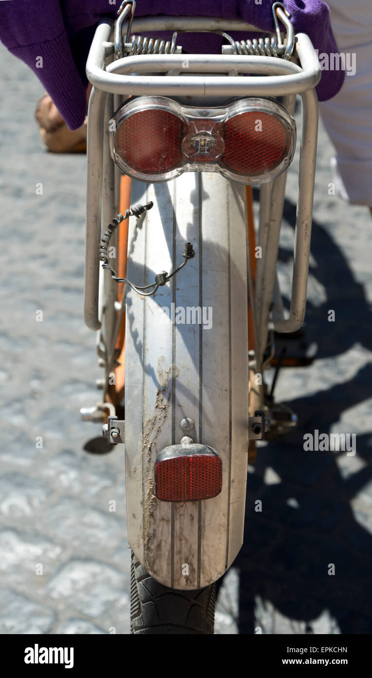 Rad-Kotflügel und Reflektoren auf einem Fahrrad, das ein Gesicht (zwei Augen, eine Nase und einen Mund) zurück. Stockfoto