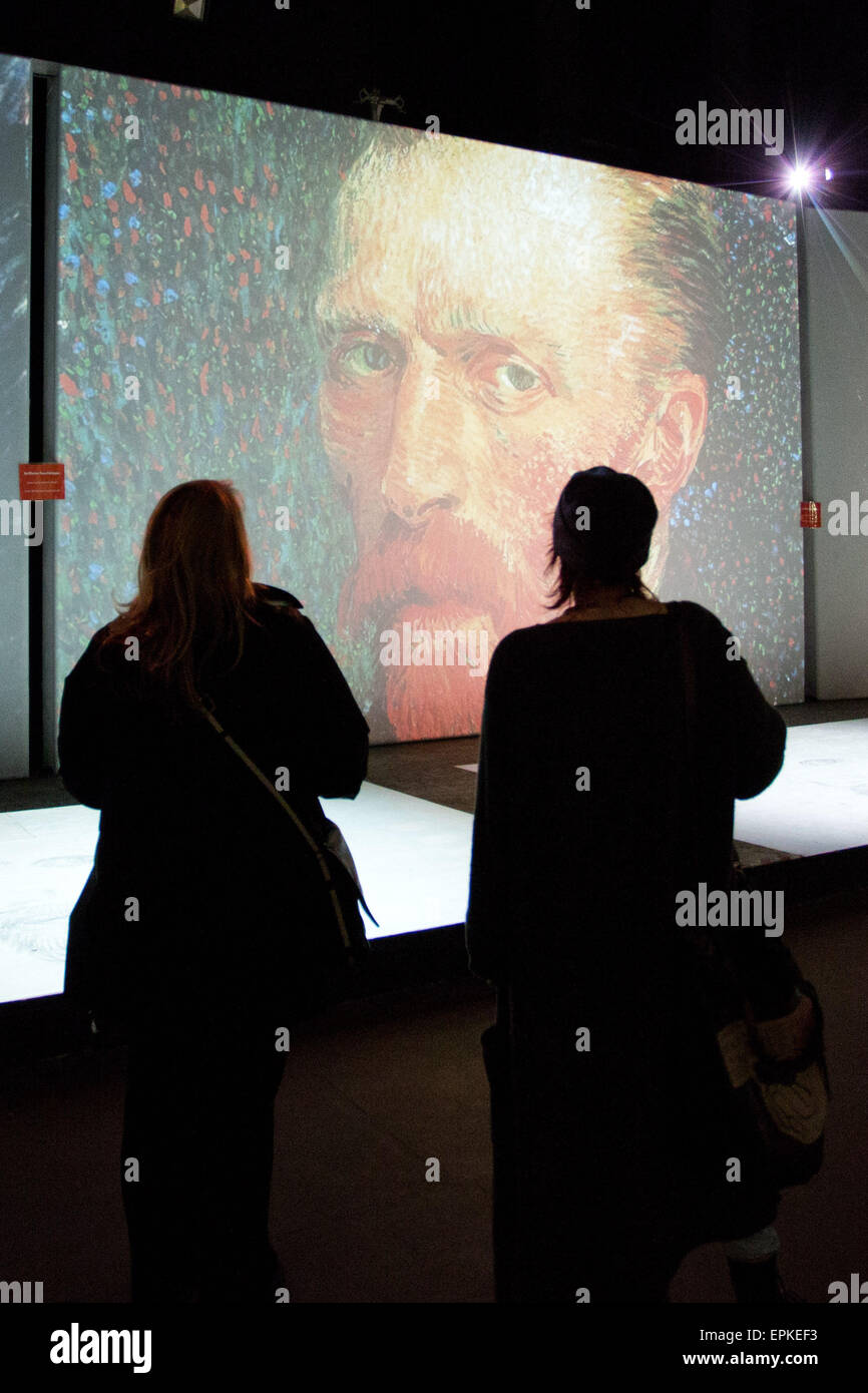 Berlin, Deutschland. 19. Mai 2015. Besucher sind in der Ausstellung "Van Gogh Alive" in Berlin, Deutschland, 19. Mai 2015 abgebildet. Die Ausstellung zeigt die Werke des niederländischen Malers Vincent Van Gogh mit 40 HD-Projektoren, Multichannel-Motion-Grafik und ein Surround-sound-System. Die Ausstellung läuft vom 21 Mai bis 1. November 2015 auf Alte Muenze in Berlin. Foto: Jörg CARSTENSEN/Dpa/Alamy Live News Stockfoto