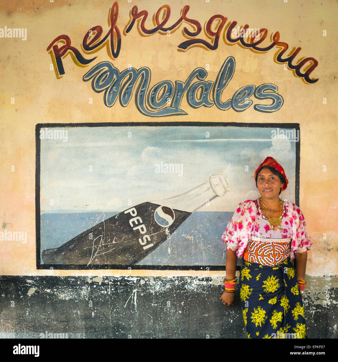 Panama, San Blas Inseln, Mamitupu, Kuna Stamm Frau vor einem Pepsi-Werbung Stockfoto