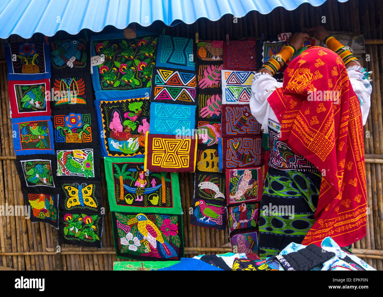 Panama, San Blas Inseln, Mamitupu, Kuna-Frau In traditionellen Outfits verkaufen bunten Hand genäht Kuna indische Molas Stockfoto