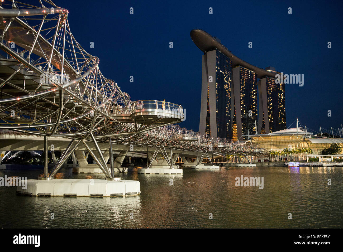 Blick auf die Marina Bay Sands Resort mit der Helix-Brücke im Vordergrund, in Singapur, Stockfoto