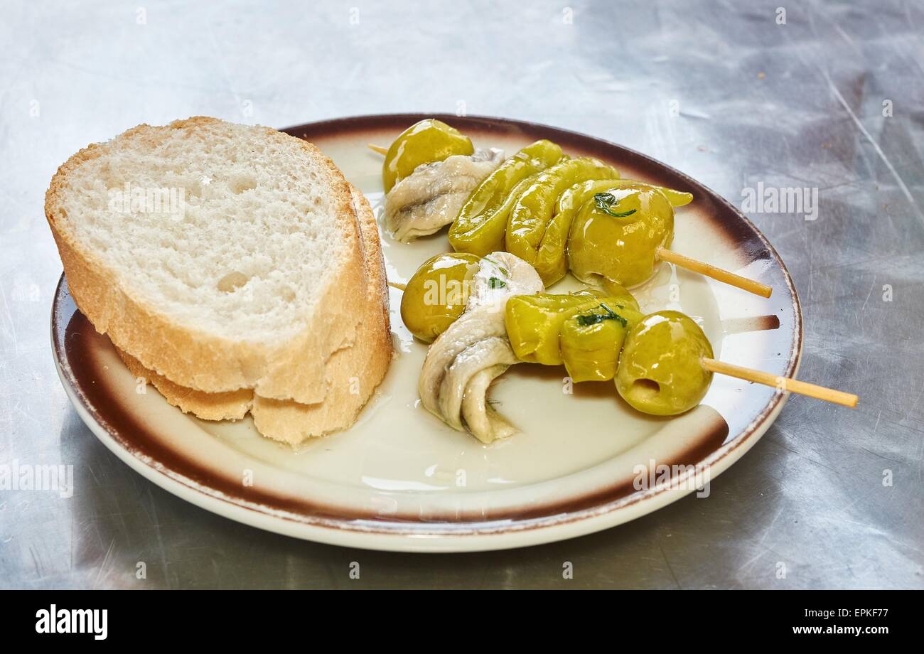 Olive Pintxo mit Sardellen Stockfoto