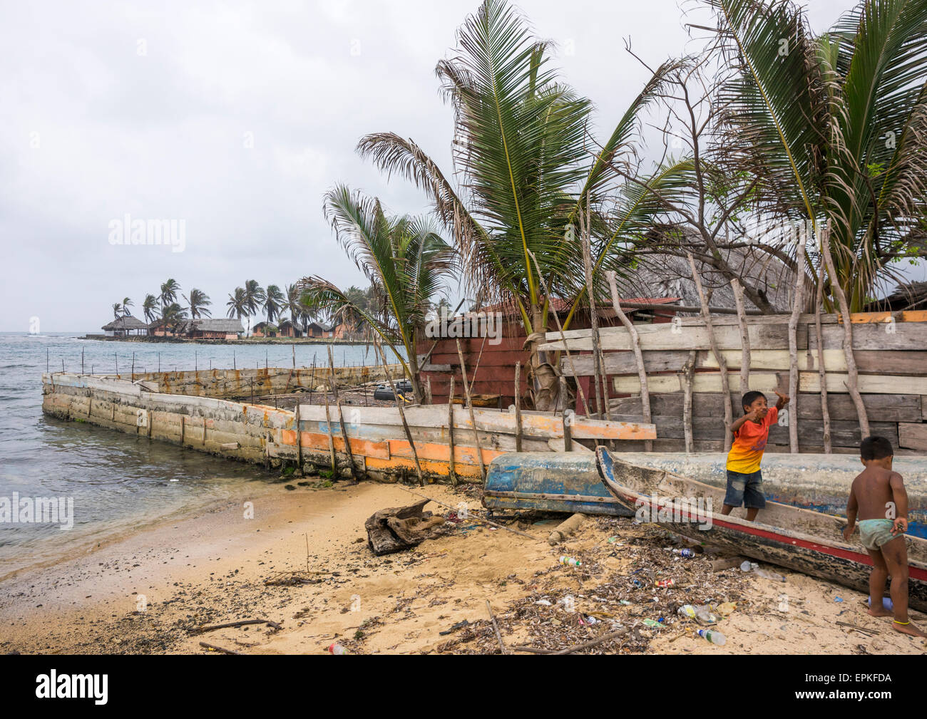 Panama, San Blas Inseln, Mamitupu, Schutz vor dem steigenden Meeresspiegel In einem indischen Dorf Kuna Stockfoto