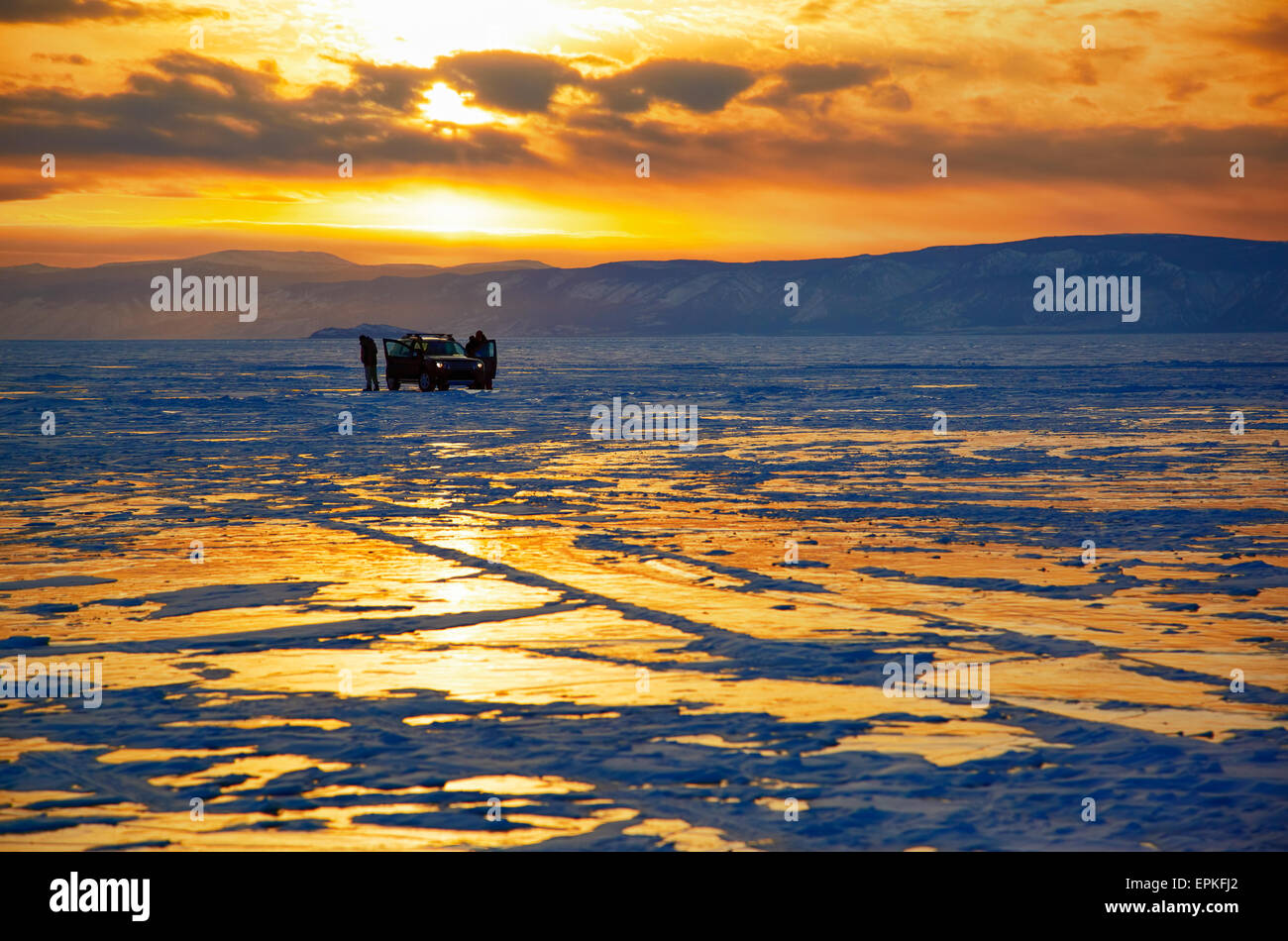 Winter-Sonnenuntergang über Baikal-See Stockfoto