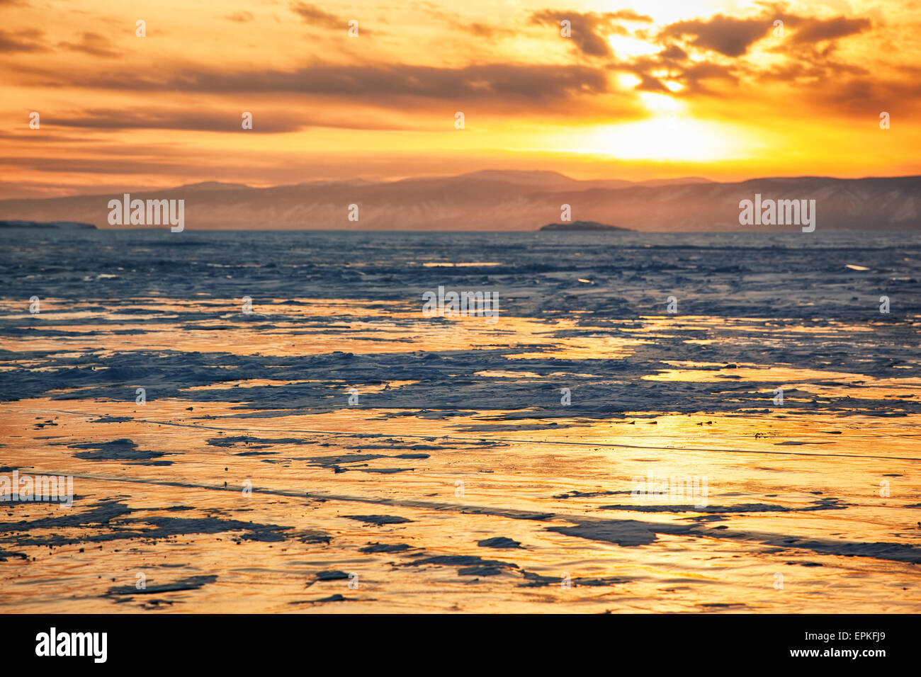 Winter-Sonnenuntergang über Baikal-See Stockfoto