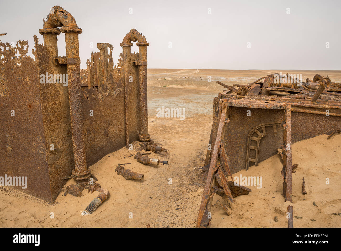 Rosten Bohrinsel aufgegeben in der Wüste, Skeleton Coast, Namibia, Afrika Stockfoto