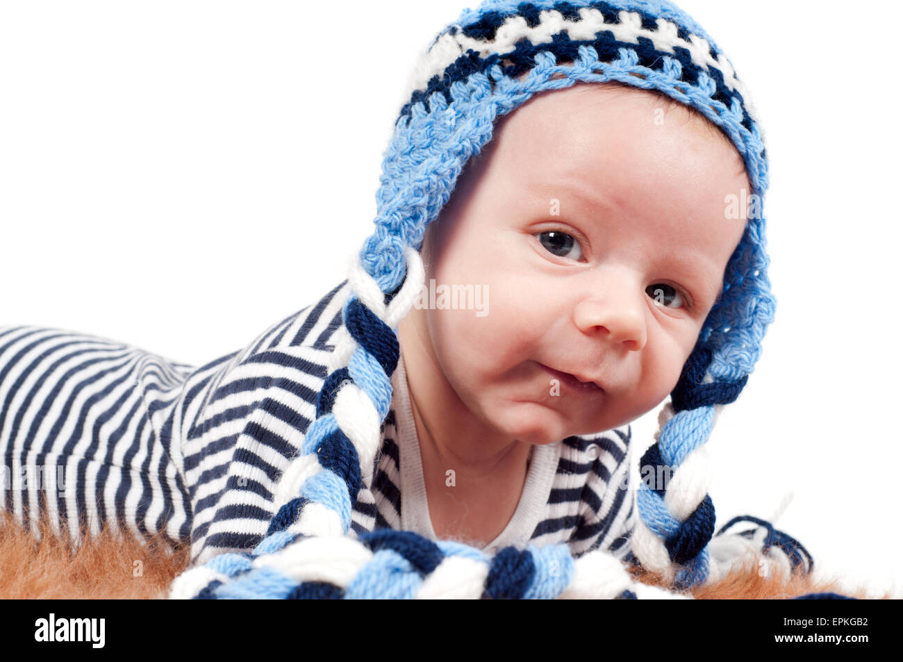 Neugeborenes Baby in gestreiften Körper und Hut Stockfoto