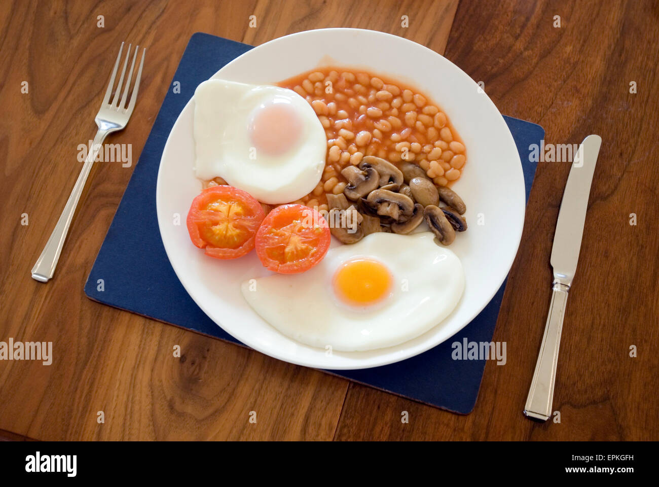 Komplettes englisches Frühstück für vegetarisch mit Tomate Eiern, Champignons und Bohnen Stockfoto