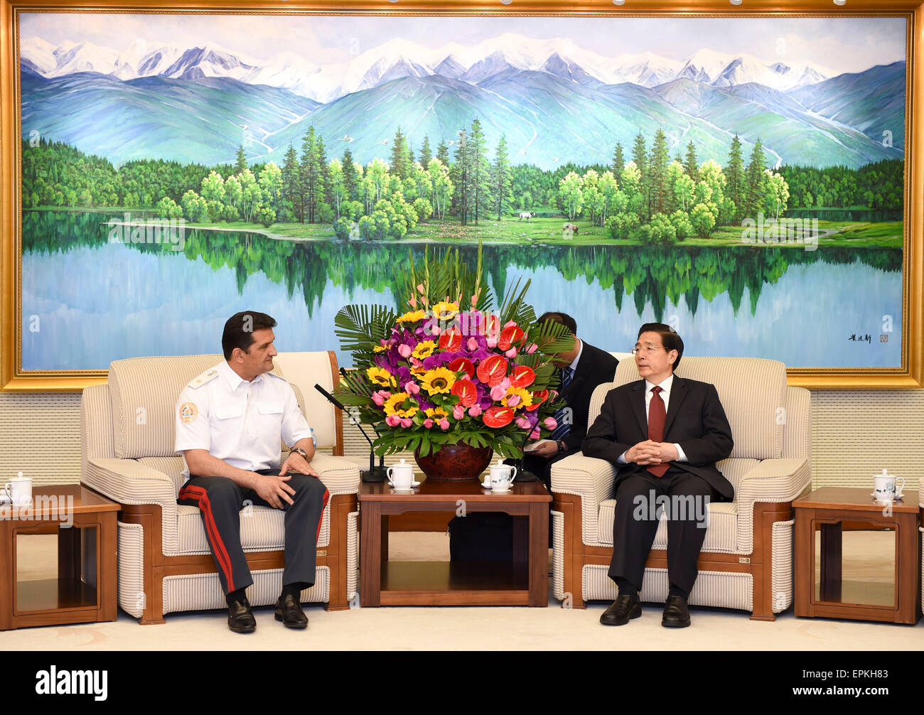 (150519)--Peking, 19. Mai 2015 (Xinhua)--chinesischen Staatsrat und Public Security Minister Guo Shengkun (R) trifft sich mit Tadschikistan stellvertretender innere Minister Abdullo Navjuvonov in Peking, China, 19. Mai 2015.    (Xinhua/Xie Huanchi) (Zhs) Stockfoto