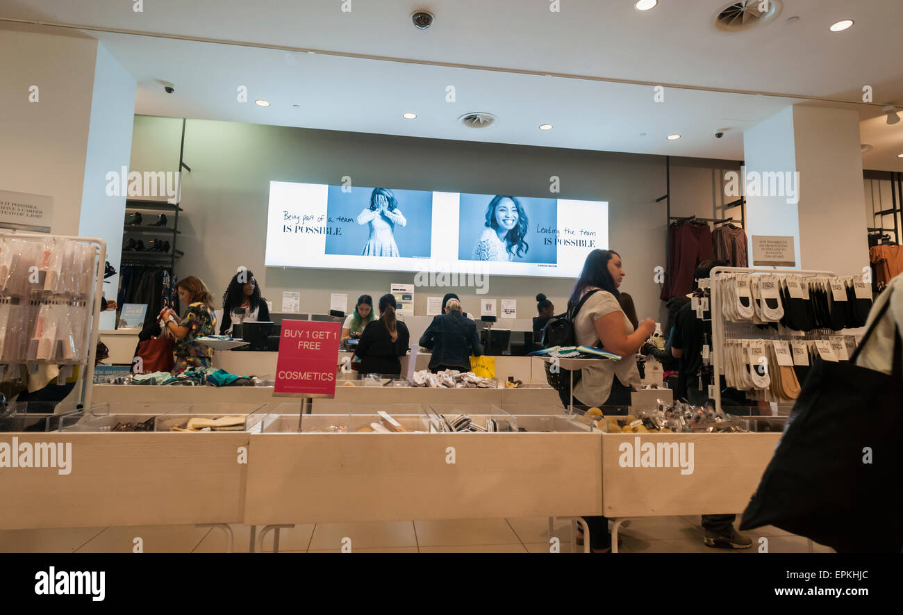 Beschilderung für die H & M "Ist möglich" Kampagne Einstellung wird auf Freitag, 15. Mai 2015 in einem H & M am Herald Square in New York gesehen. H & M plant bei der Einstellung von Arbeitnehmern, die Expansion in den USA, unterstützen das bereits 363 Filialen. Die fast-Fashion-Kette will 2015 bis zu 61 Filialen eröffnet. Die Kampagne wirbt mit Einzelhandel Jobs als eine Karriere und wie wunderbar es ist, für H & M arbeiten.  (© Richard B. Levine) Stockfoto