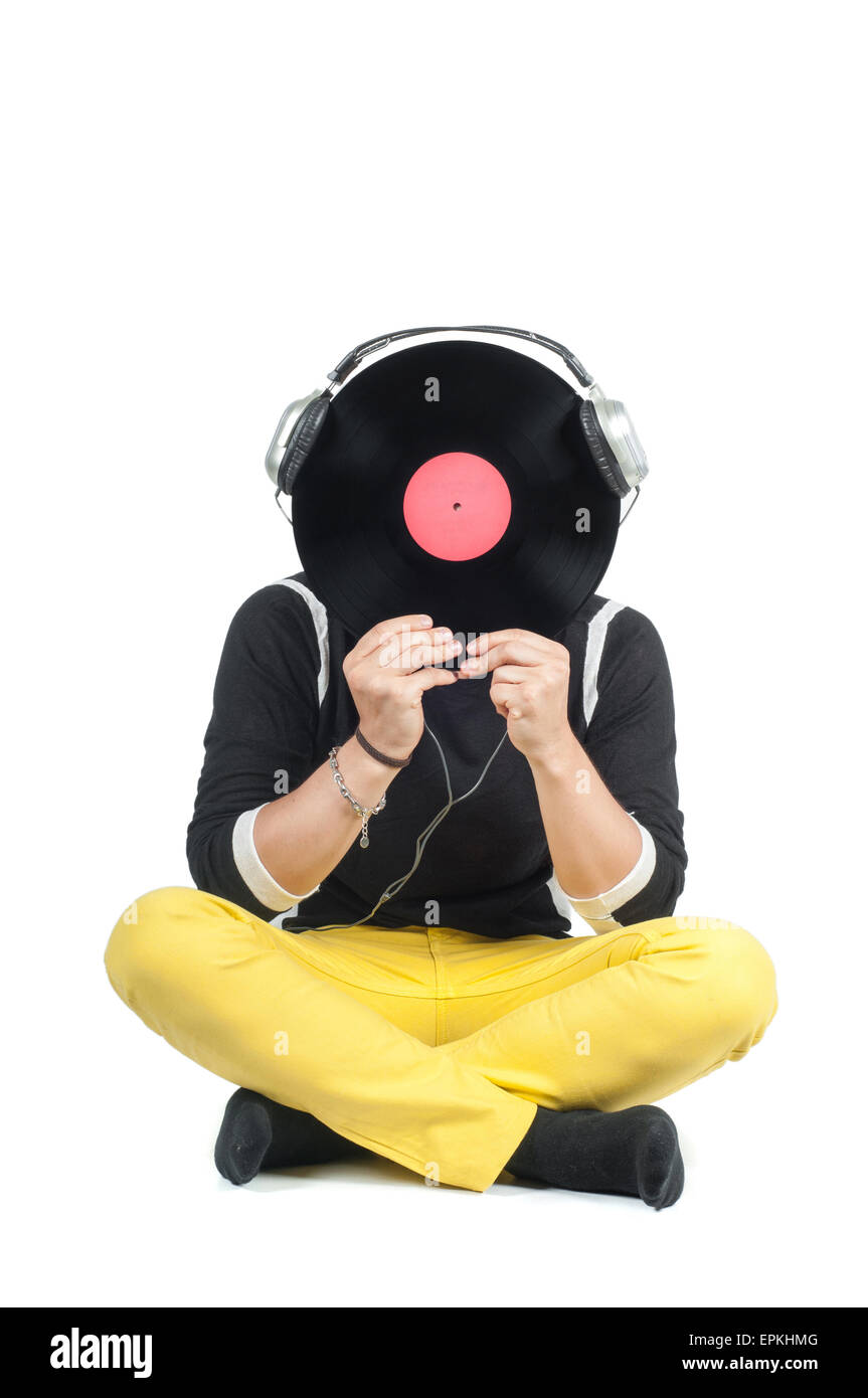 Mann versteckt sein Gesicht mit Vinyl-Schallplatte Stockfoto