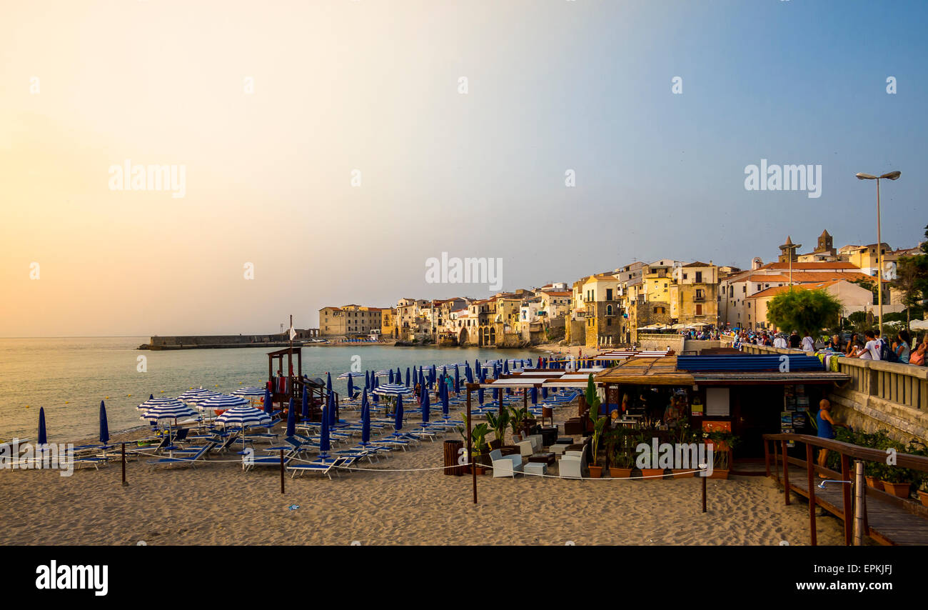 Italien, Sizilien, Cefalu, Blick zum mittelalterlichen Häusern mit Strand im Vordergrund bei Abenddämmerung Stockfoto