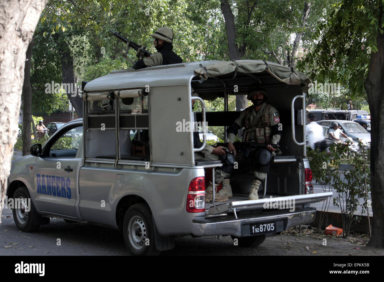 Lahore. 19. Mai 2015. Pakistanische Ranger patrouillieren vor dem Gaddafi-Cricket-Stadion im östlichen Pakistan Lahore am 19. Mai 2015. Internationalen Cricket zurück nach Pakistan am Dienstag nach sechs Jahren als Simbabwe Team in das Land, das zwei Twenty20 und drei One-Day Internationals unter beispiellose Sicherheit spielen angekommen. © Jamil Ahmed/Xinhua/Alamy Live-Nachrichten Stockfoto