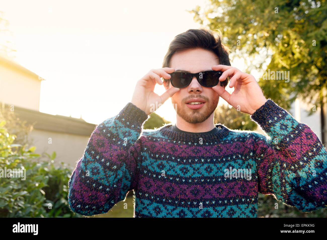 Porträt von junge Hipster tragen Sonnenbrillen und Strick pullover Stockfoto