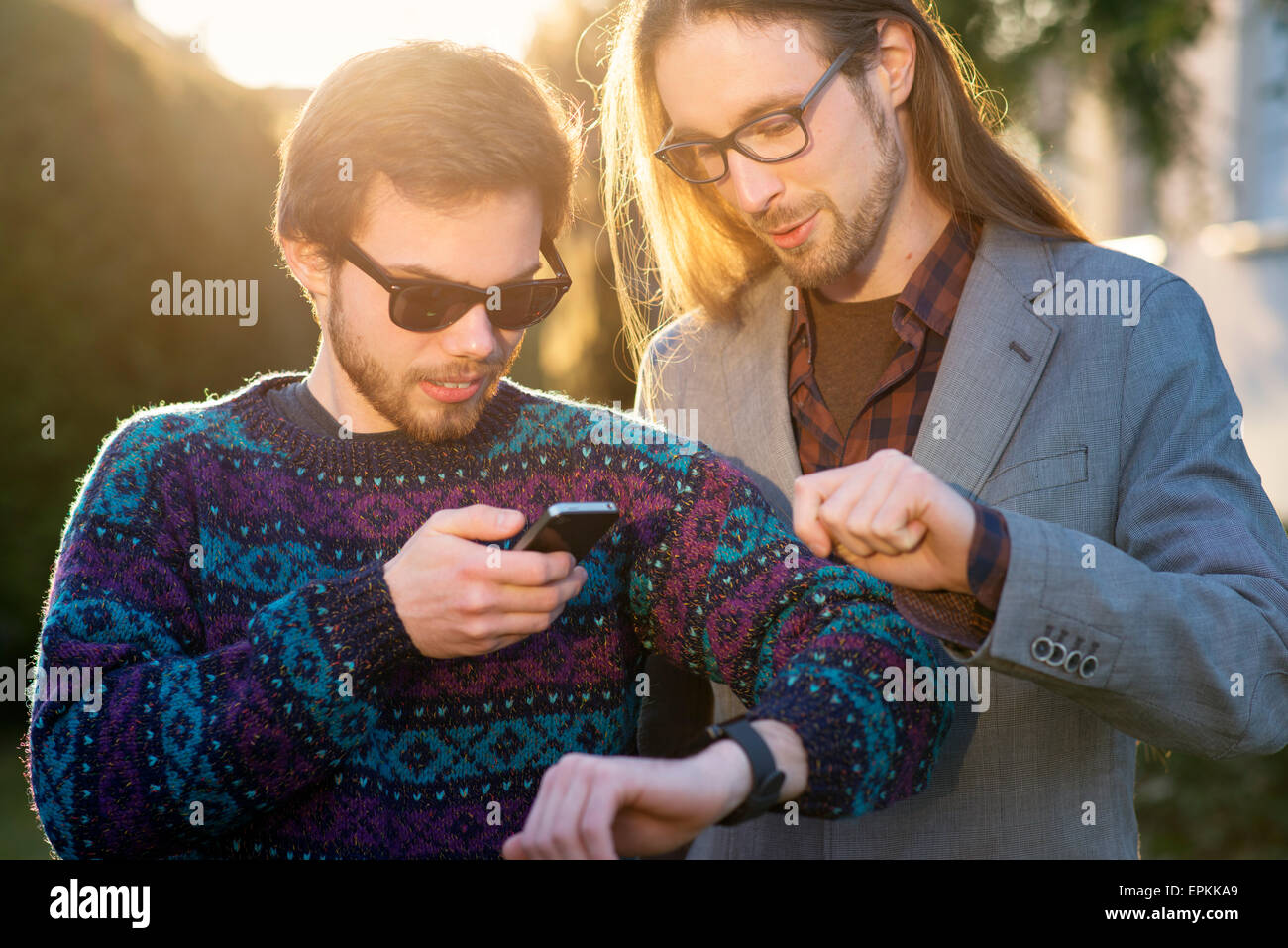 Zwei Hipster mit Smartwatch und smartphone Stockfoto