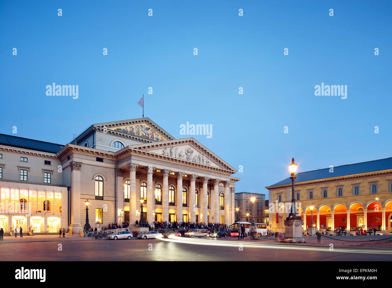 Deutschland, Bayern, München, Nationaltheater zur blauen Stunde Stockfoto