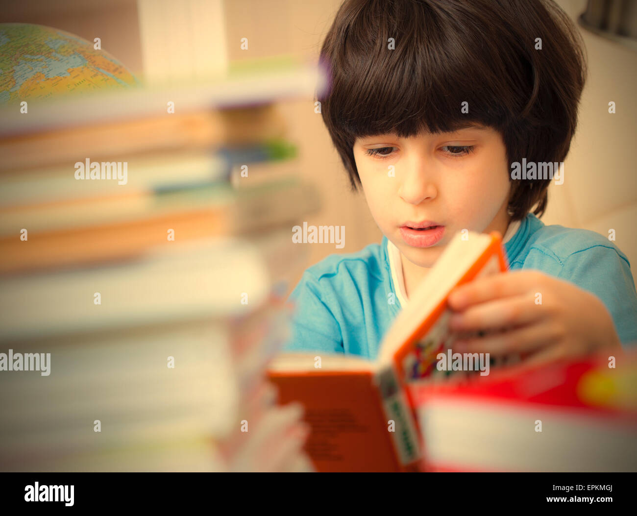 Junge liest ein Buch Stockfoto