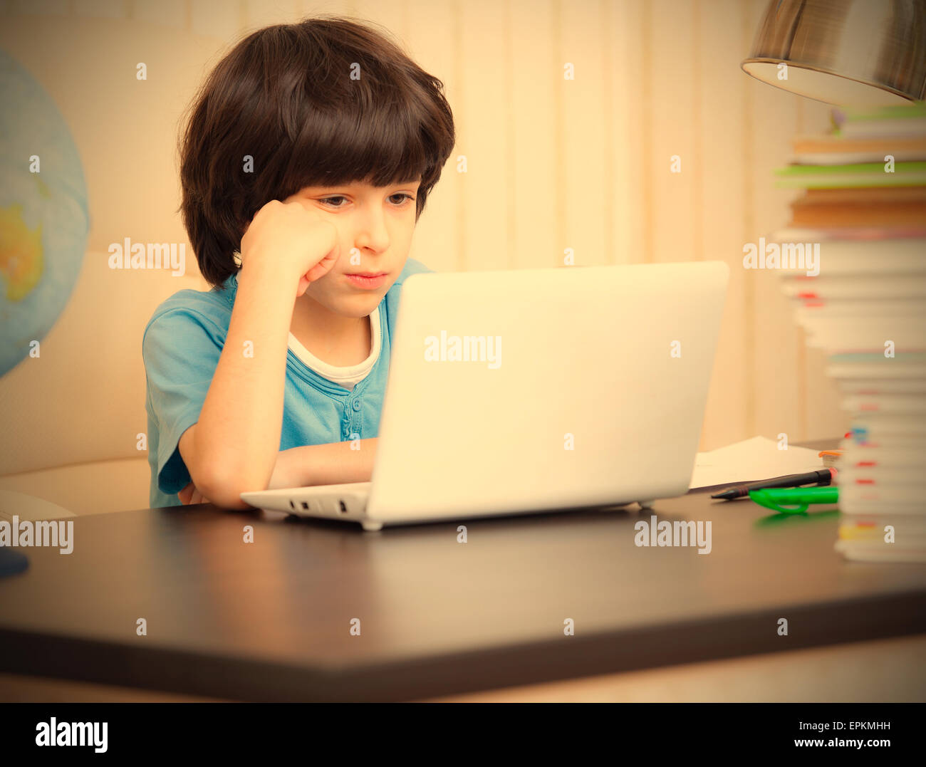 Junge auf einem Computer-monitor Stockfoto