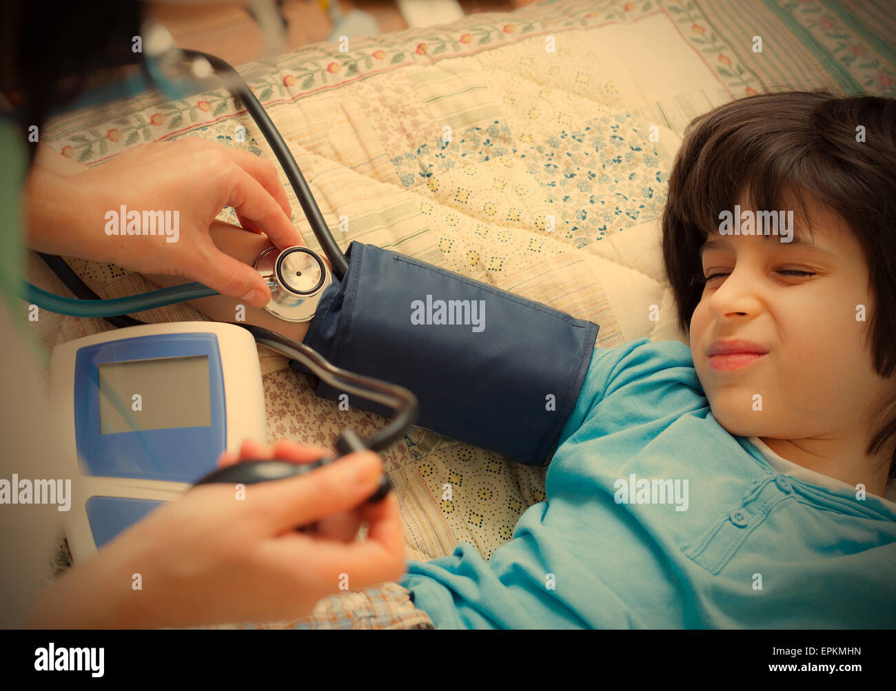 Arzt Kinderarzt Messung von Blutdruck Stockfoto