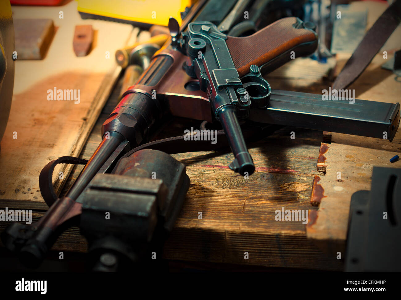 Luger Pistole und Mashinegun MP 38 Stockfoto