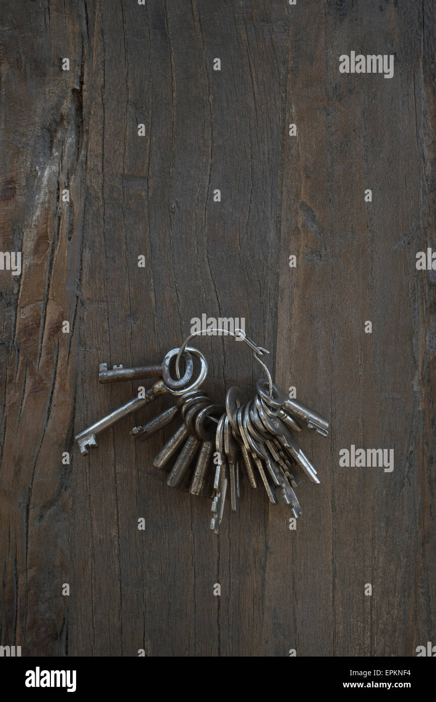 Bund der alten Schlüssel auf dunklem Holz Stockfoto