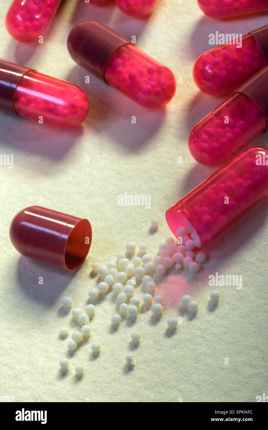 Medizin Kapseln ein Medikament mit einem Split die Mikrokapseln im