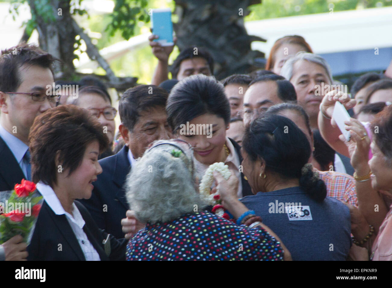 Bangkok, Thailand. 19. Mai 2015. Ehemaliger Premierminister Yingluck Shinawatra kam beim Obersten Gerichtshof am Dienstagmorgen um Öffnung Vernehmung der Pflichtverletzung-of-Duty-Fall bezüglich ihrer Regierung Reis Verpfändung.   Am Montag sagte Surasak Trirattrakul, Anfrage Direktor des Büros des Generalstaatsanwalts, Strafkammer des Obersten Gerichtshofs für Inhaber von politischen Positionen bestellt Frau Yingluck am 09:30 angezeigt werden, die Gebühren zu hören und geben ihr Plädoyer. Sie war voraussichtlich nicht vor Gericht schuldig. Bildnachweis: PixelPro/Alamy Live-Nachrichten Stockfoto