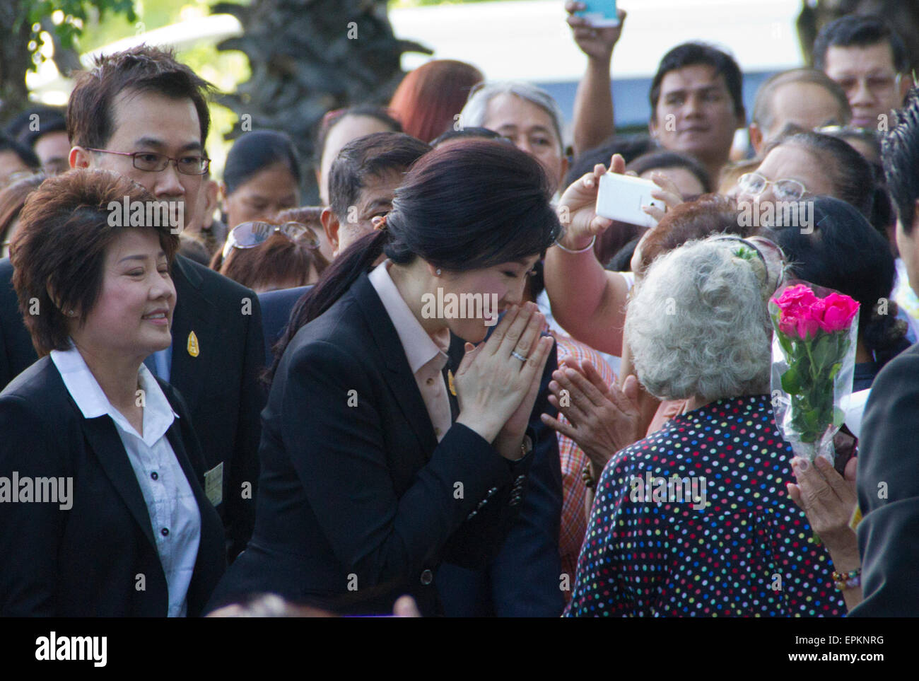 Bangkok, Thailand. 19. Mai 2015. Ehemaliger Premierminister Yingluck Shinawatra kam beim Obersten Gerichtshof am Dienstagmorgen um Öffnung Vernehmung der Pflichtverletzung-of-Duty-Fall bezüglich ihrer Regierung Reis Verpfändung.   Am Montag sagte Surasak Trirattrakul, Anfrage Direktor des Büros des Generalstaatsanwalts, Strafkammer des Obersten Gerichtshofs für Inhaber von politischen Positionen bestellt Frau Yingluck am 09:30 angezeigt werden, die Gebühren zu hören und geben ihr Plädoyer. Sie war voraussichtlich nicht vor Gericht schuldig. Bildnachweis: PixelPro/Alamy Live-Nachrichten Stockfoto