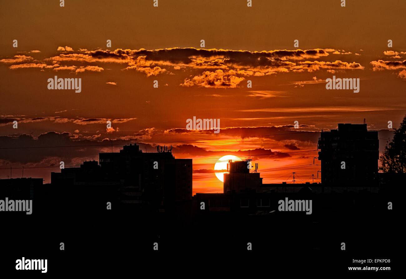 Silhouette der Gebäude in orange sunset, Gebäude-Silhouetten in farbenfrohen Sonnenuntergang am Abend in der Stadt, dramatischen Sonnenuntergang Stockfoto