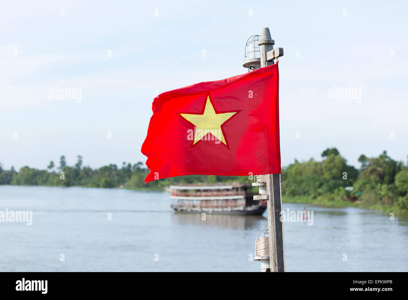 Vietnam, Flagge und Holzschiff am Mekong River Stockfoto