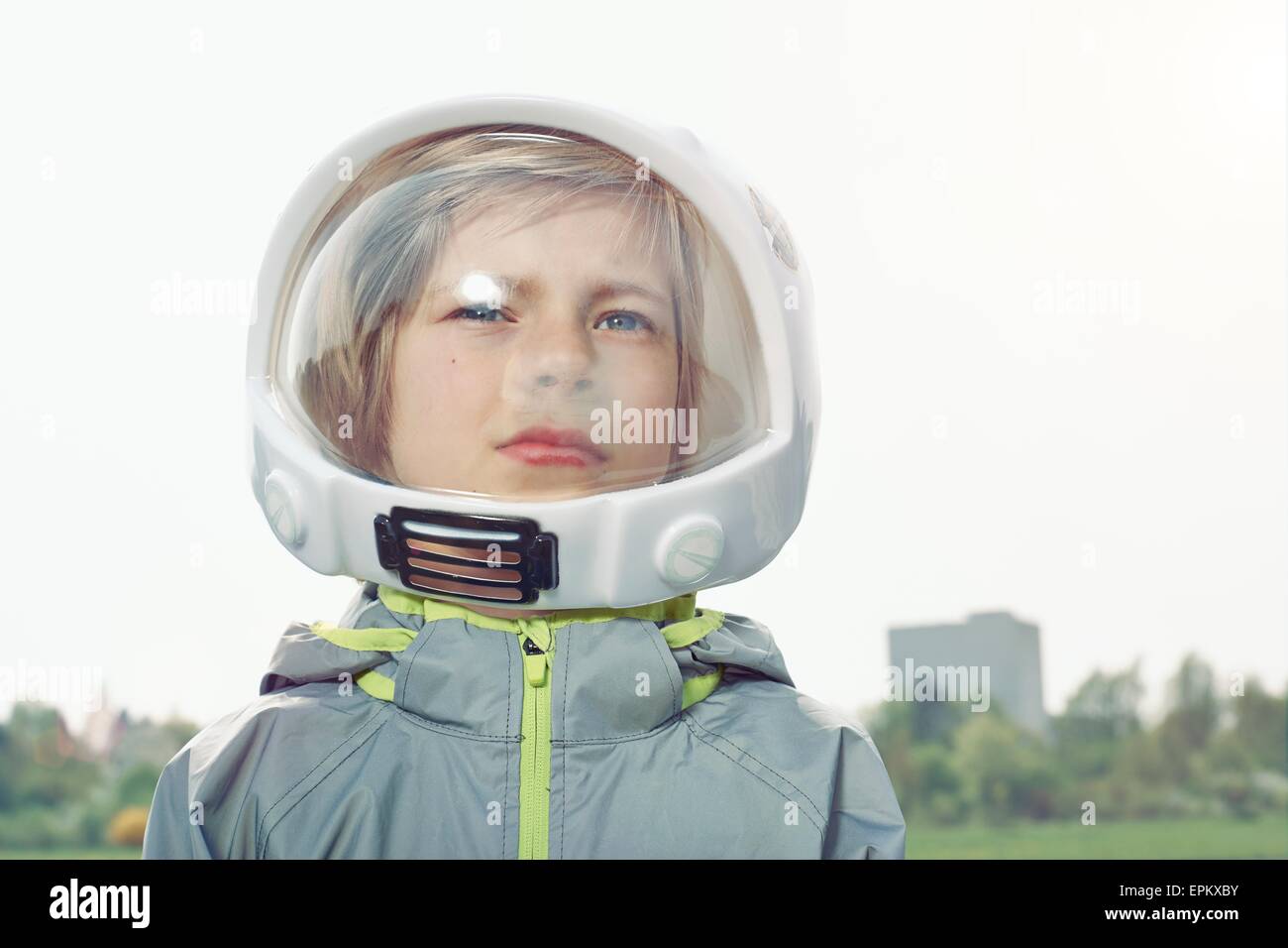 Junge verkleidet als Raumfahrer Stockfoto