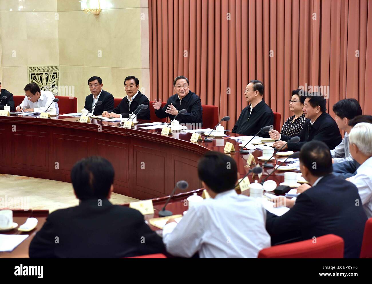 Peking, China. 19. Mai 2015. Yu Zhengsheng (4 L), Vorsitzender des Nationalkomitees des chinesischen Volkes der politischen Beratenden Konferenz (CPPCC), leitet eine zweiwöchentliche Beratungsgespräch über Feuchtgebiete Schutz während der Entwicklung des Jangtse-Flusses Wirtschaftsgürtels in Peking, Hauptstadt von China, 19. Mai 2015. © Li Tao/Xinhua/Alamy Live-Nachrichten Stockfoto