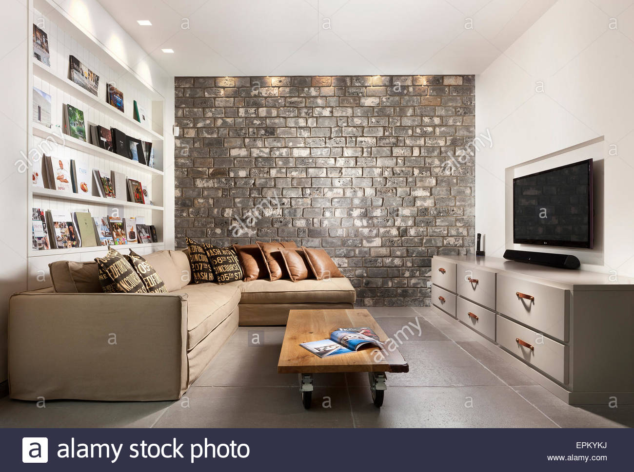 Ziegelwand Wohnzimmer, wohnzimmer mit grauen ziegel wand in villa von gadi fiedman, israel, Design ideen