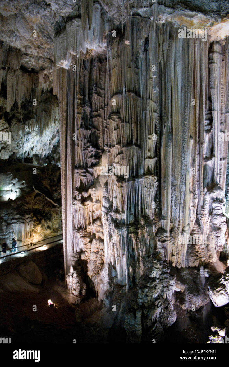 Stalagmiten, Tropfsteinhöhlen: einige der frühesten prähistorischen Höhlenmalereien wurden hier gefunden, Nerja, Andalusien, Spanien Stockfoto