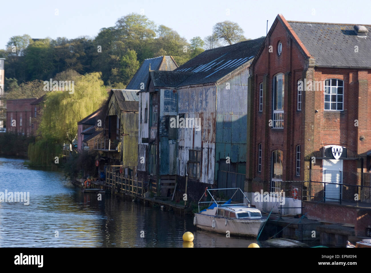 Alten Lagerhäusern am Fluss Wensum, Norwich, Norfolk, England Stockfoto