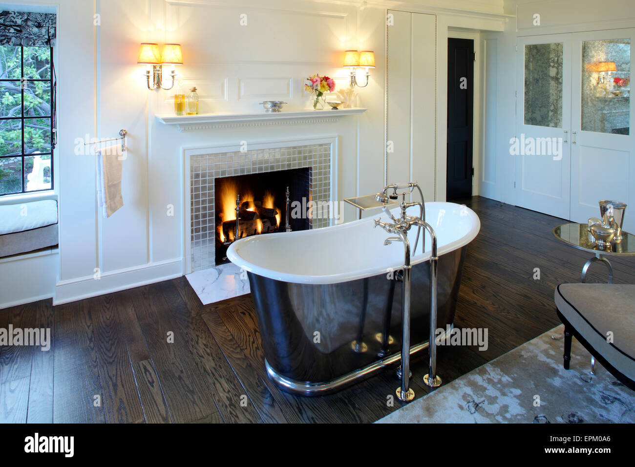 Großes Badezimmer mit Holzboden und offenes Feuer im Maroney Lane Residence. USA Stockfoto