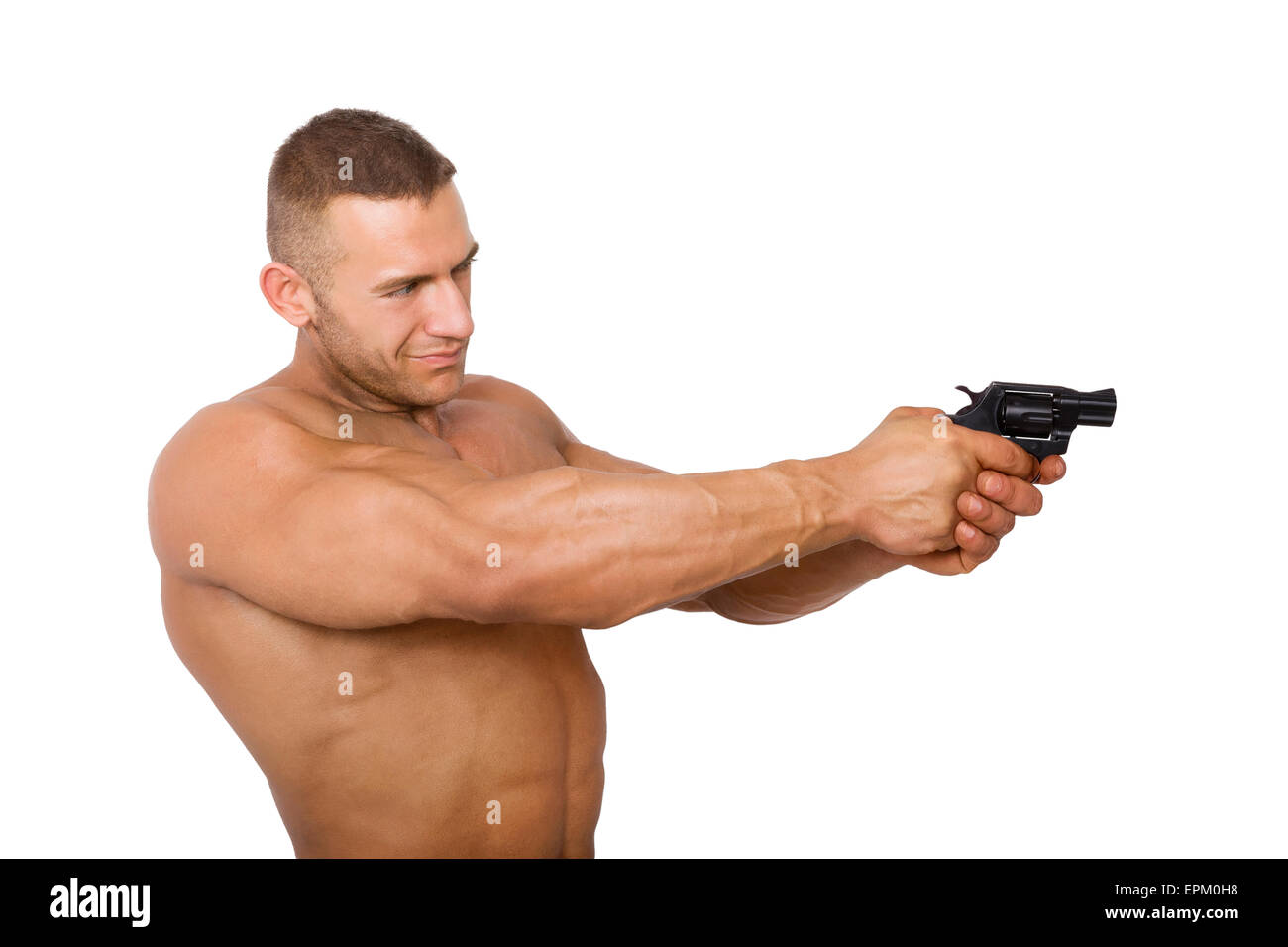 Muskulöser kaukasischen Mann mit einem Gewehr, isoliert auf einem weißen Hintergrund. Waffen und Gewalt. Stockfoto