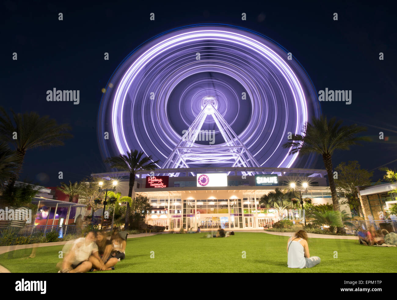 Das Orlando Auge dreht sich in der Nacht in dieser lange Zeit der Exposition auf I-Drive, Orlando, Florida. Stockfoto