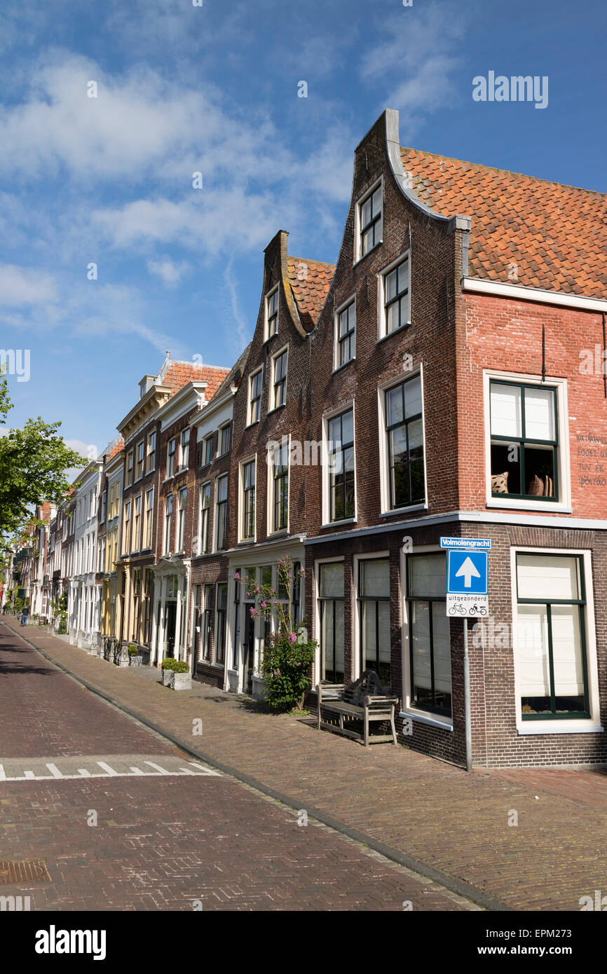 Ecke der Oude Vest und Volmolengracht mit traditionellen Uhr Giebeln in Leiden, Niederlande Stockfoto