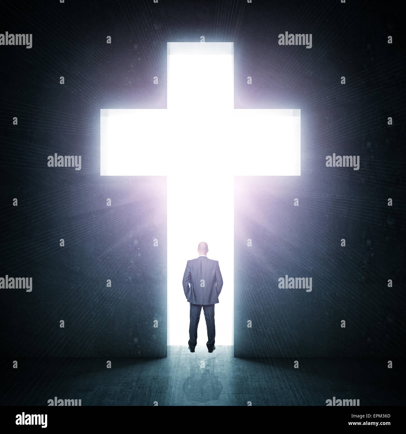 stehender Mann und Kreuz des Lichtes Stockfoto