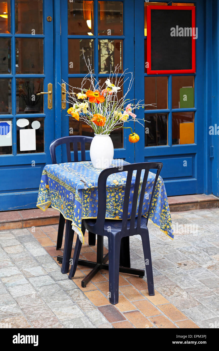 Tisch für zwei Personen in kleinen französischen restaurant Stockfoto