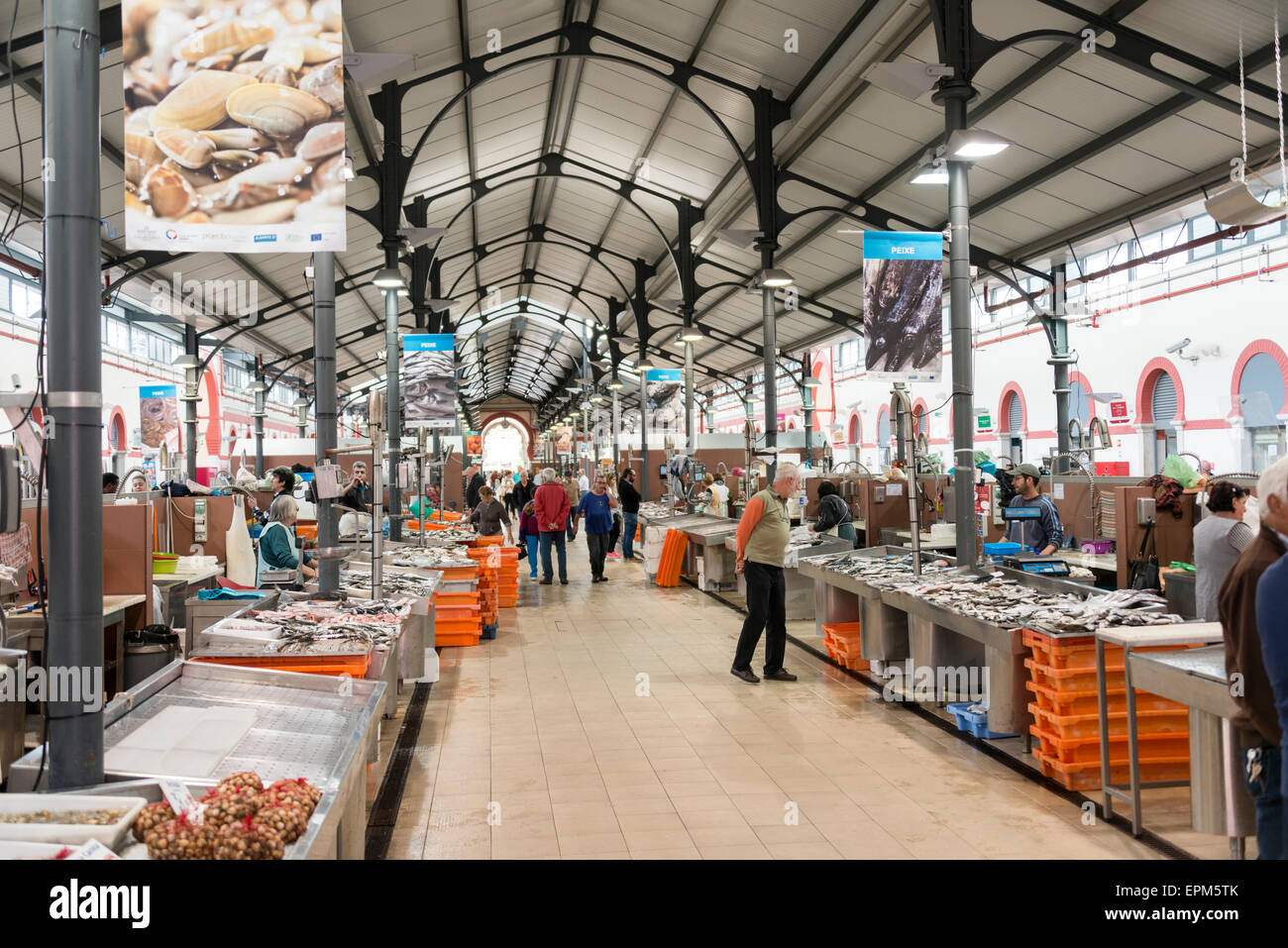 LOULE, PORTUGAL - APRIL 4: Innenraum des traditionellen portugiesischen Marktes in Loulé. 4. April 2015 in Loulé, Algarve, Portugal, t Stockfoto