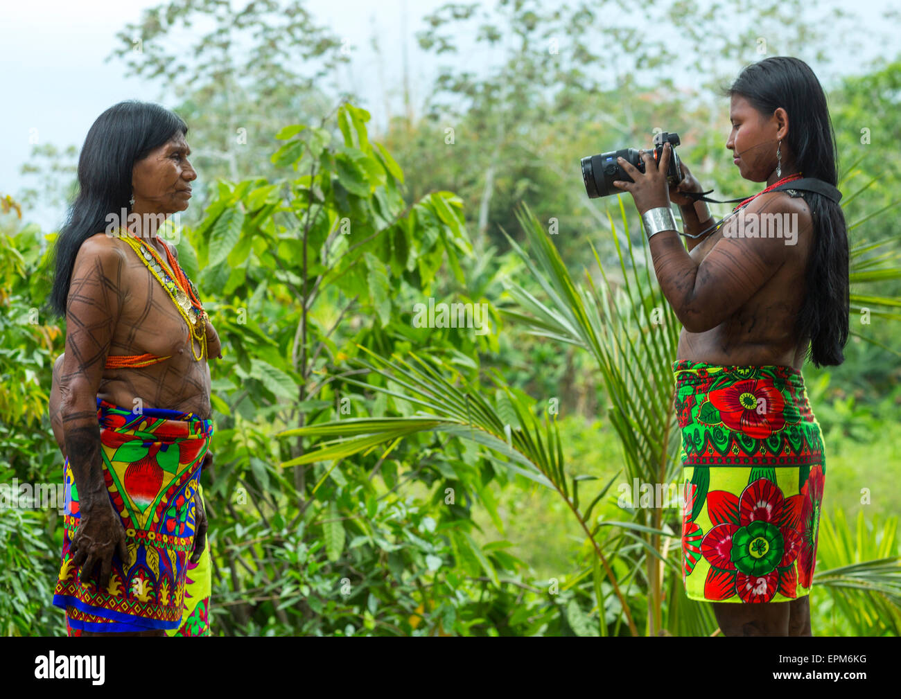 Panama, Provinz Darien, Bajo Chiquito, Embera Stamm Frau mit einer Sony-Kamera Stockfoto