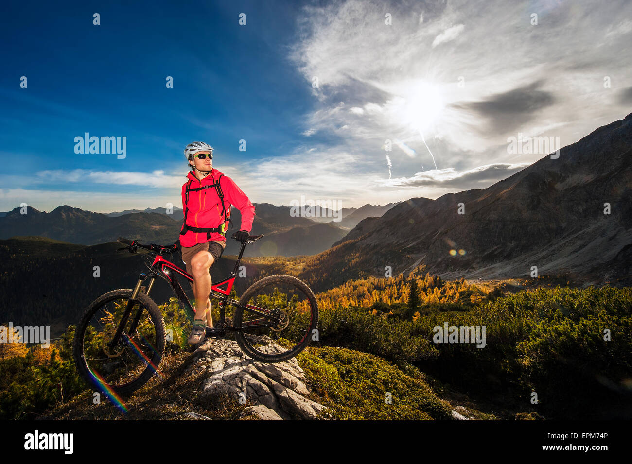 Österreich, Altenmarkt-Zauchensee, junger Mann mit Mountainbike bei niedrigen Tauern Stockfoto