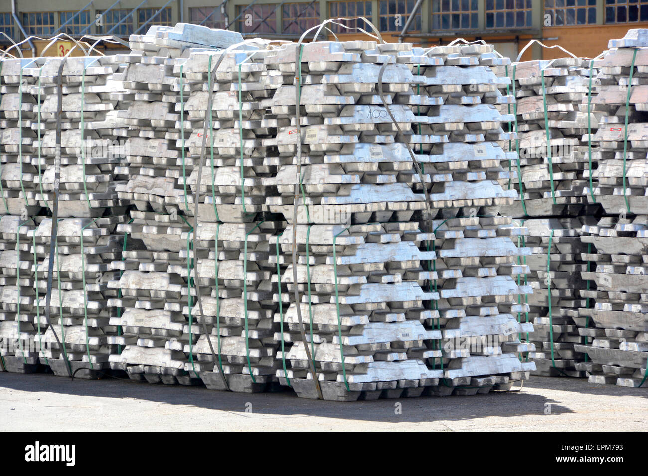 Dockside Stapel von Aluminium-barren zusammen verdrahtet Schüttgutumschlag per Kran & Gabelstapler warten Weitertransport Hafen von Koper Slowenien zu erleichtern Stockfoto